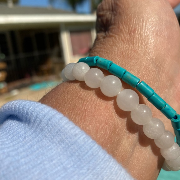 Turquoise and white bracelet - Picture 1 of 3